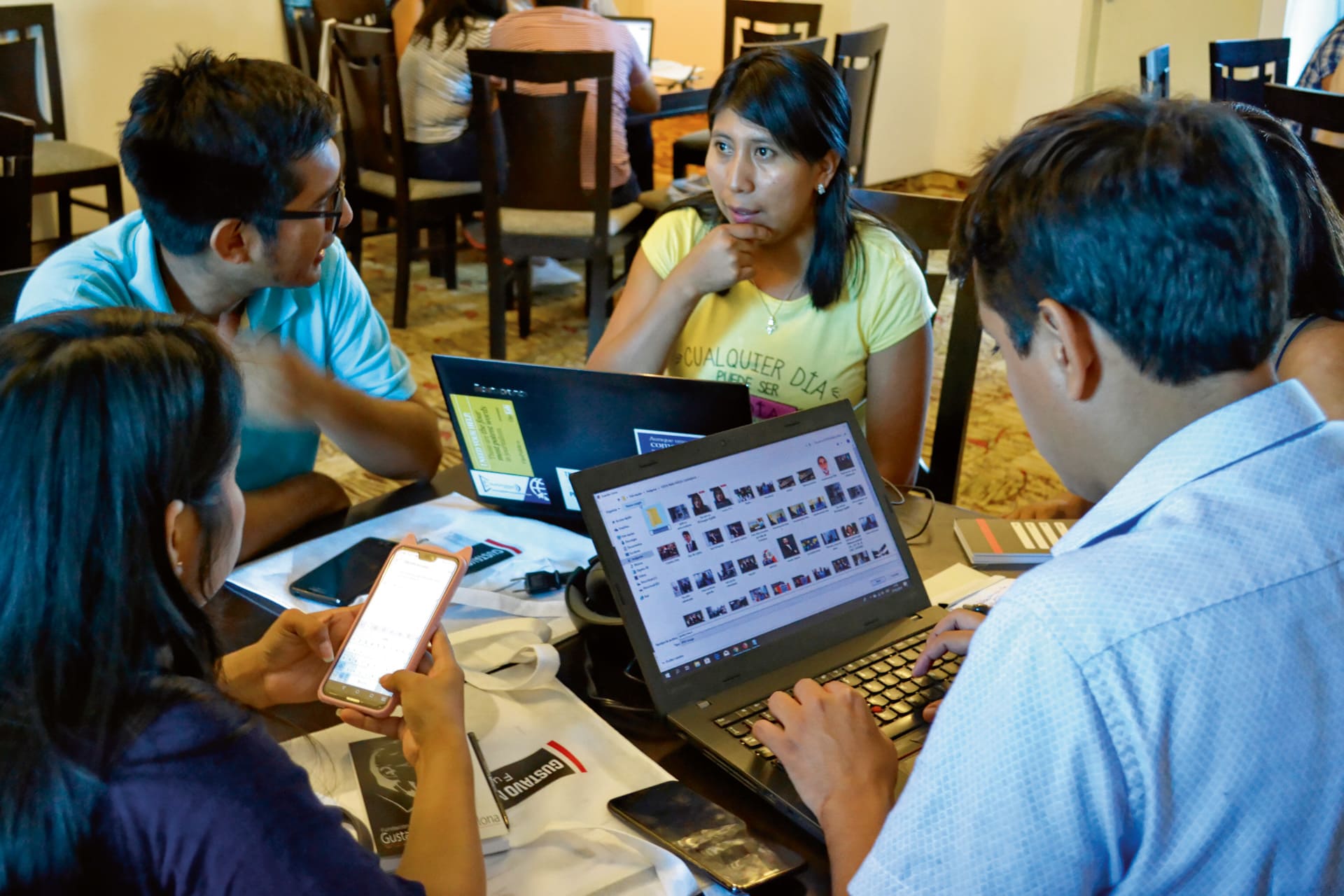 Periodistas en sesión de trabajo en Lima, durante taller sobre políticas electorales